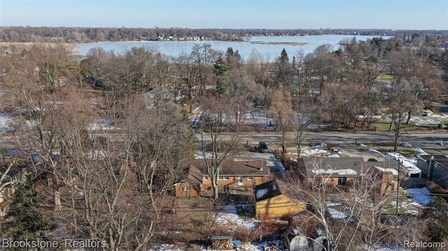 656 S Cass Lake Road, Waterford, MI 48328