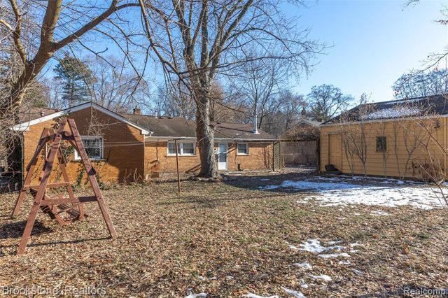 656 S Cass Lake Road, Waterford, MI 48328