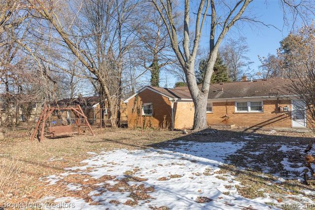 656 S Cass Lake Road, Waterford, MI 48328