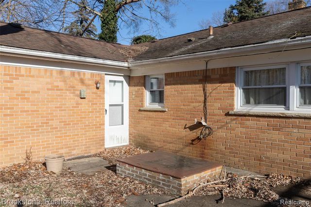 656 S Cass Lake Road, Waterford, MI 48328