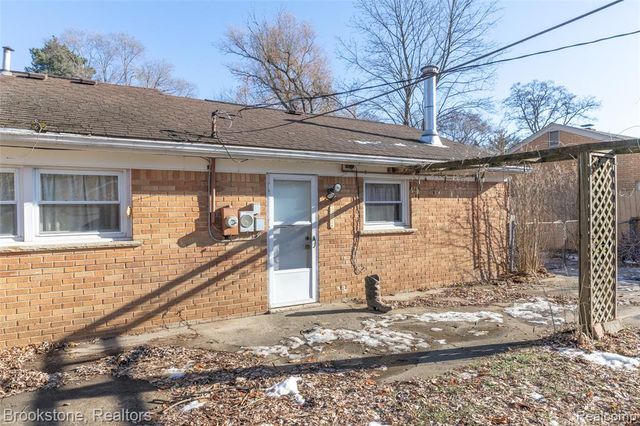 656 S Cass Lake Road, Waterford, MI 48328