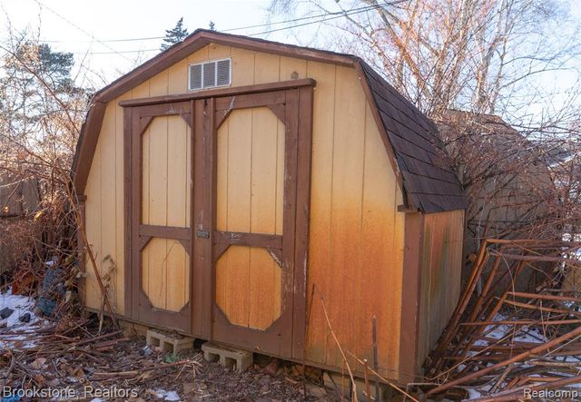 656 S Cass Lake Road, Waterford, MI 48328