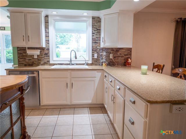 403 Oakside Drive, Victoria, TX 77905