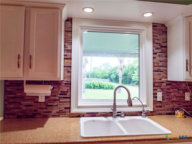 403 Oakside Drive, Victoria, TX 77905