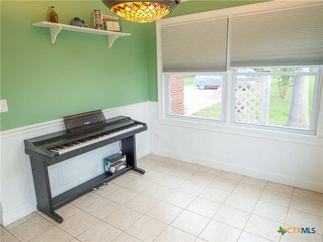 403 Oakside Drive, Victoria, TX 77905