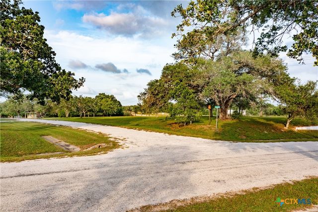 403 Oakside Drive, Victoria, TX 77905