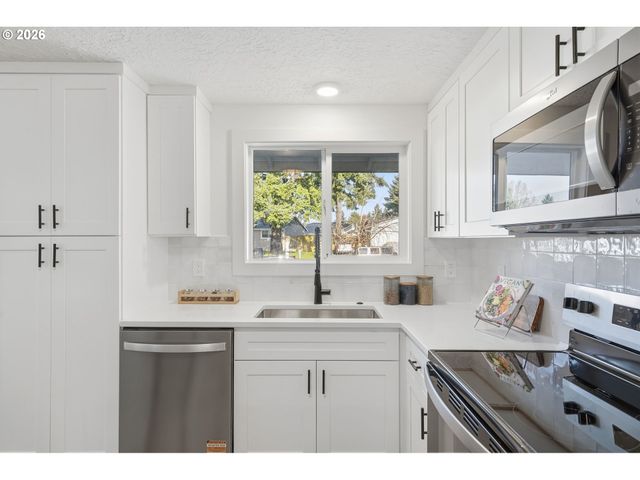 3870 Se WALNUT St, Hillsboro, OR 97123