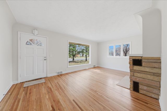 1446 Shryer Avenue W, Roseville, MN 55113