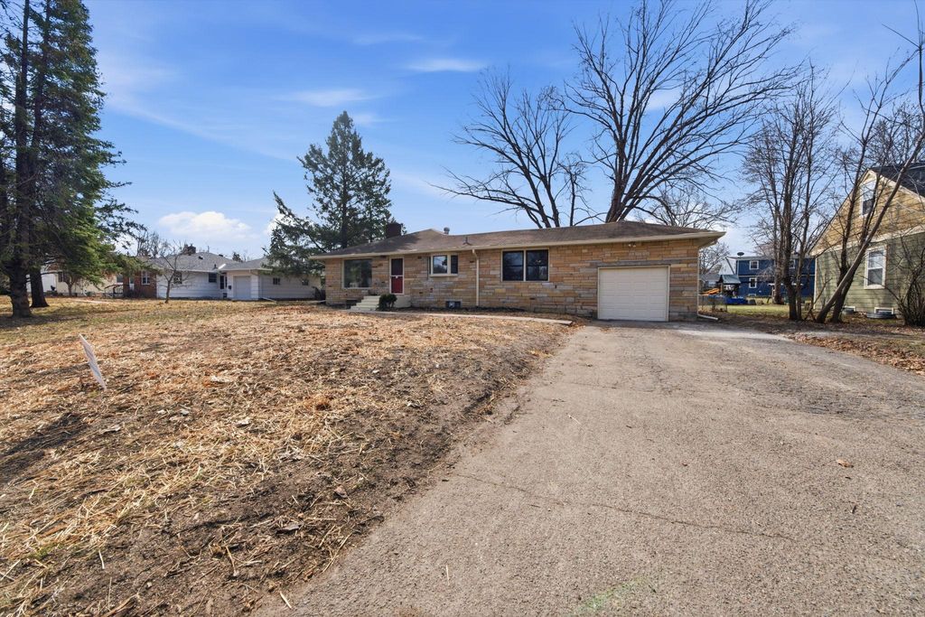 1446 Shryer Avenue W, Roseville, MN 55113