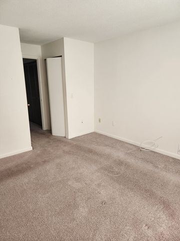 373 Nassau Dr 373, Springfield, MA 01129