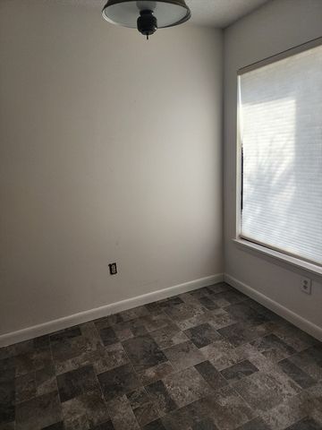 373 Nassau Dr 373, Springfield, MA 01129