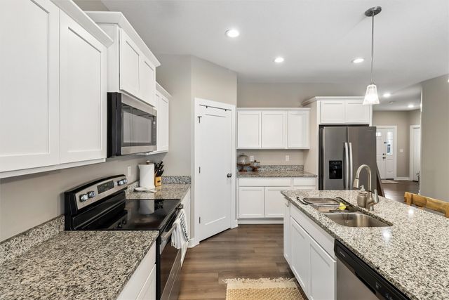 9655 Crowning Drive, West Des Moines, IA 50266