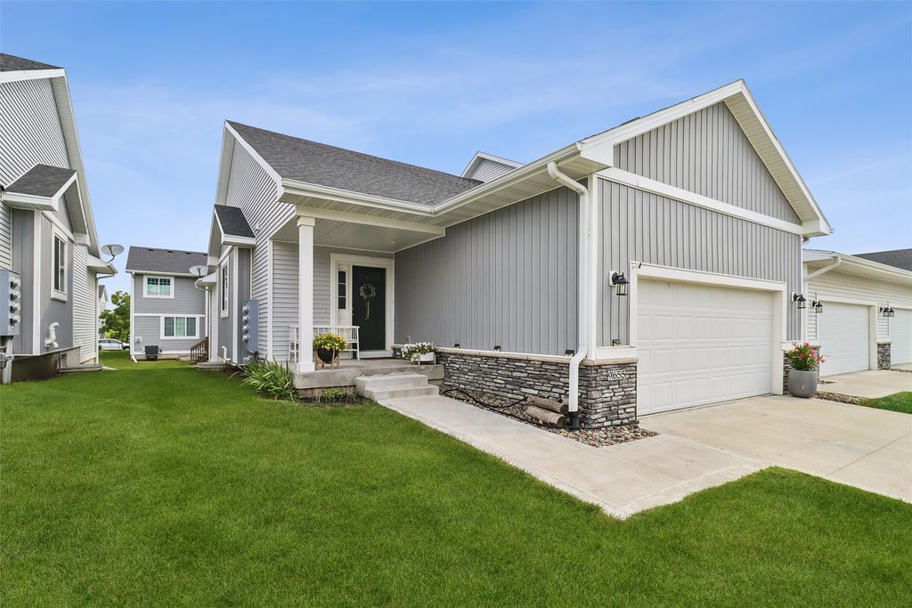 9655 Crowning Drive, West Des Moines, IA 50266