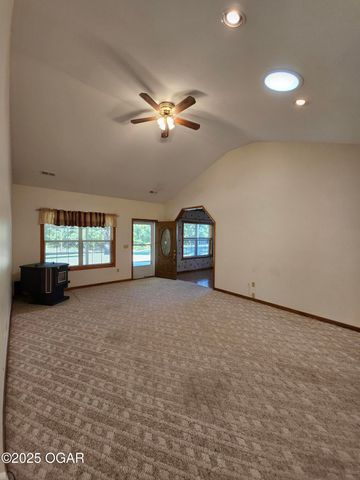 16427 Farm Road 2007, Aurora, MO 65605