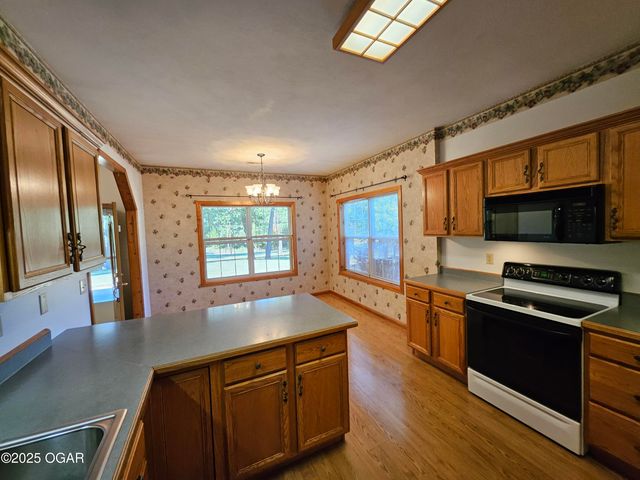 16427 Farm Road 2007, Aurora, MO 65605