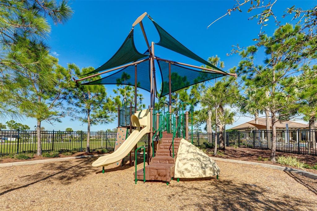 Image 34 of property listing at 15313 TRINITY FALL WAY, Bradenton, FL 34212