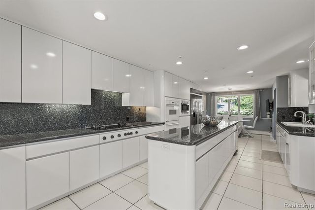 4282 Stoneleigh Road, Bloomfield Hills, MI 48302