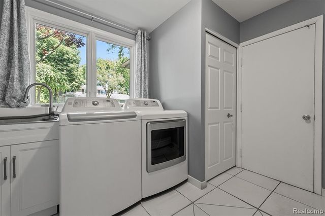 4282 Stoneleigh Road, Bloomfield Hills, MI 48302