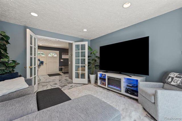 4282 Stoneleigh Road, Bloomfield Hills, MI 48302