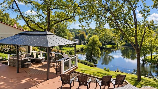 4282 Stoneleigh Road, Bloomfield Hills, MI 48302