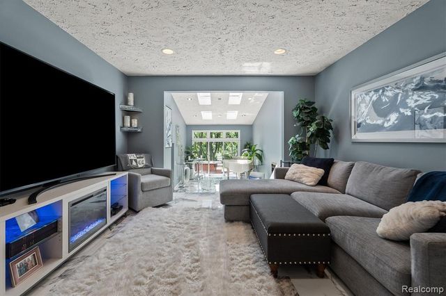 4282 Stoneleigh Road, Bloomfield Hills, MI 48302