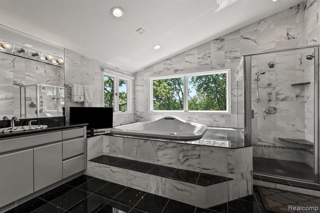 4282 Stoneleigh Road, Bloomfield Hills, MI 48302