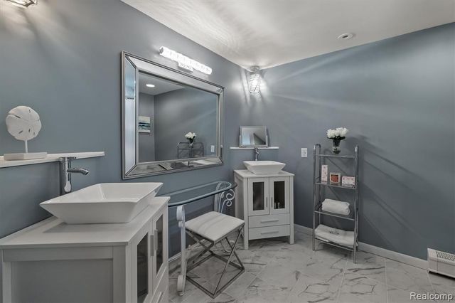 4282 Stoneleigh Road, Bloomfield Hills, MI 48302