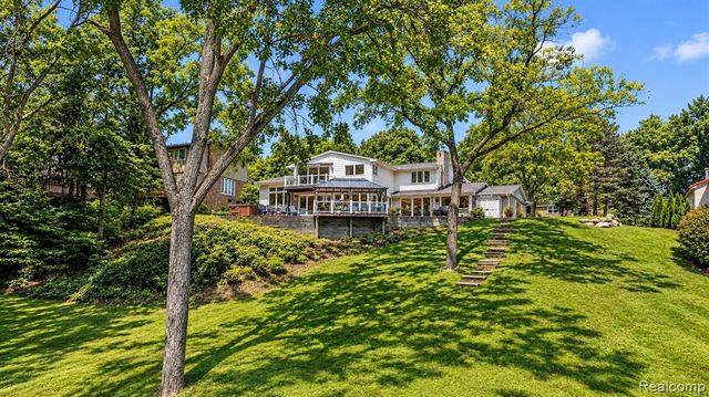 4282 Stoneleigh Road, Bloomfield Hills, MI 48302