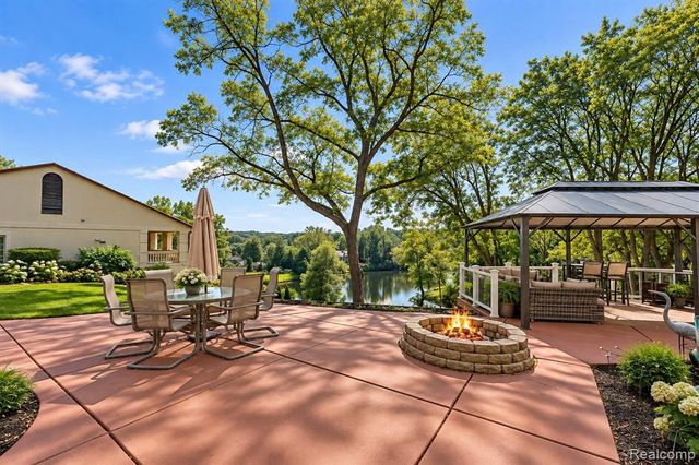 4282 Stoneleigh Road, Bloomfield Hills, MI 48302