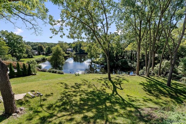 4282 Stoneleigh Road, Bloomfield Hills, MI 48302