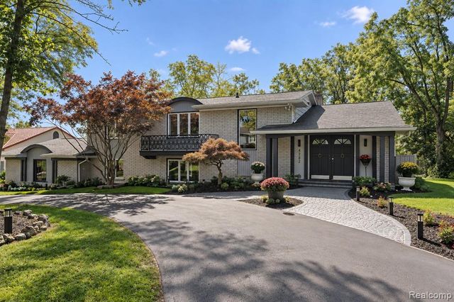 4282 Stoneleigh Road, Bloomfield Hills, MI 48302