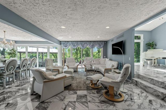 4282 Stoneleigh Road, Bloomfield Hills, MI 48302