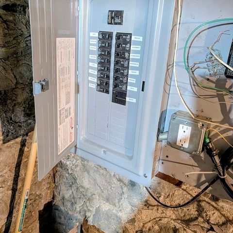 15 Bunkerhill St, Lawrence, MA 01841