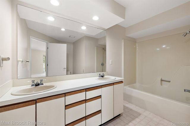 2797 Orchard Place, Orchard Lake Village, MI 48324