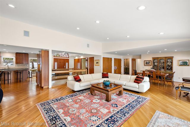 2797 Orchard Place, Orchard Lake Village, MI 48324