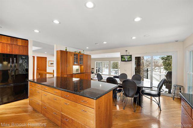 2797 Orchard Place, Orchard Lake Village, MI 48324