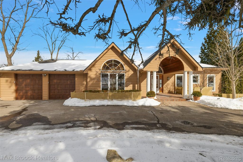 2797 Orchard Place, Orchard Lake Village, MI 48324