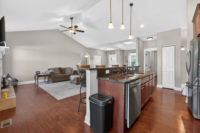 2331 Coventry Circle S, Sycamore, IL 60178