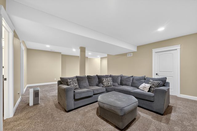 2331 Coventry Circle S, Sycamore, IL 60178