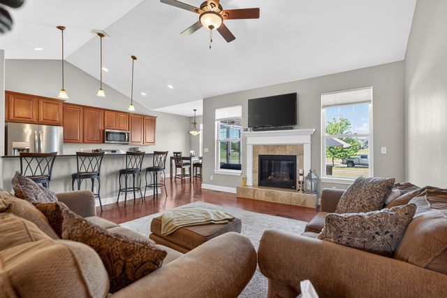 2331 Coventry Circle S, Sycamore, IL 60178