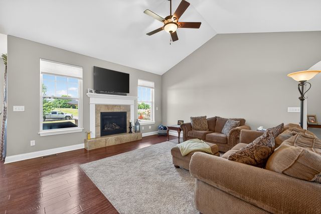 2331 Coventry Circle S, Sycamore, IL 60178