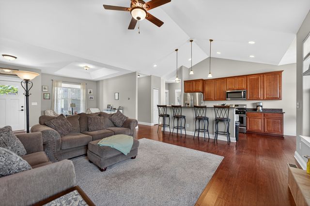 2331 Coventry Circle S, Sycamore, IL 60178