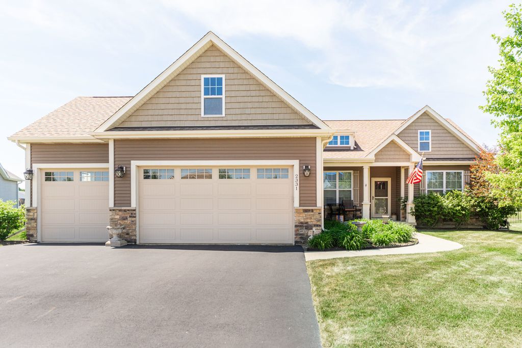 2331 Coventry Circle S, Sycamore, IL 60178
