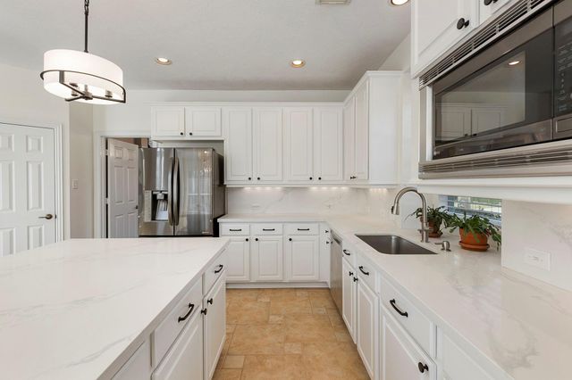 14 Mammoth Springs Court, The Woodlands, TX 77382