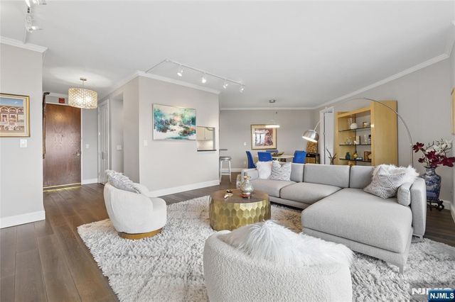 100 Carlyle Drive 9ES, Cliffside Park, NJ 07010