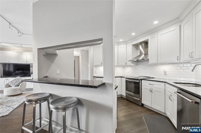 100 Carlyle Drive 9ES, Cliffside Park, NJ 07010