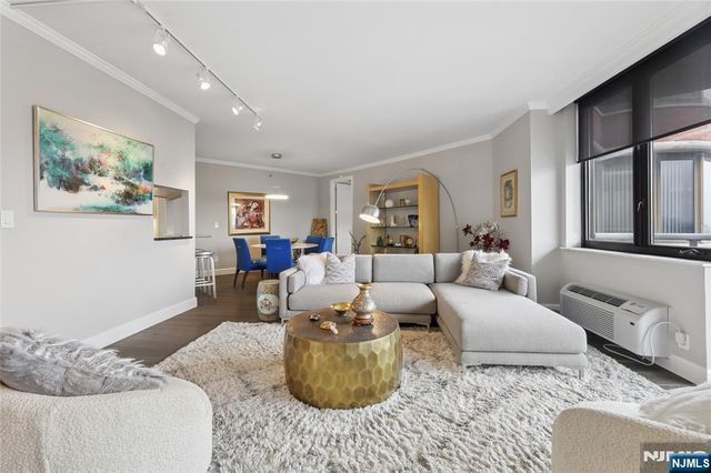 100 Carlyle Drive 9ES, Cliffside Park, NJ 07010