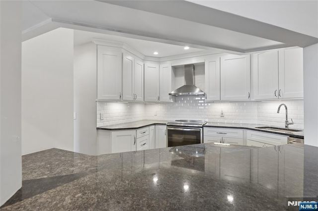 100 Carlyle Drive 9ES, Cliffside Park, NJ 07010