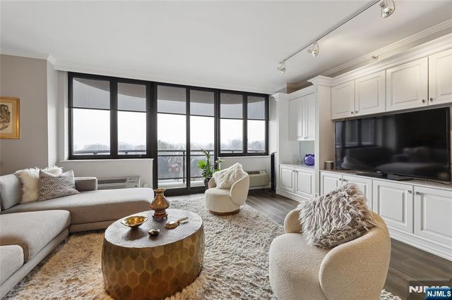 100 Carlyle Drive 9ES, Cliffside Park, NJ 07010