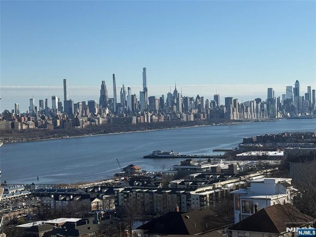 100 Carlyle Drive 9ES, Cliffside Park, NJ 07010